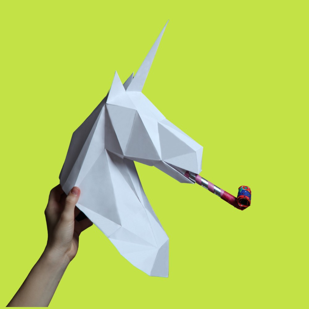 Papier-Unicorn mit Partytröte